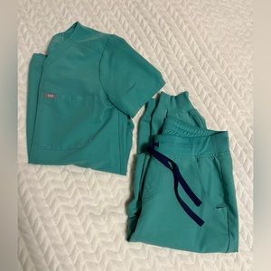 Figs scrubs set surgical green size small